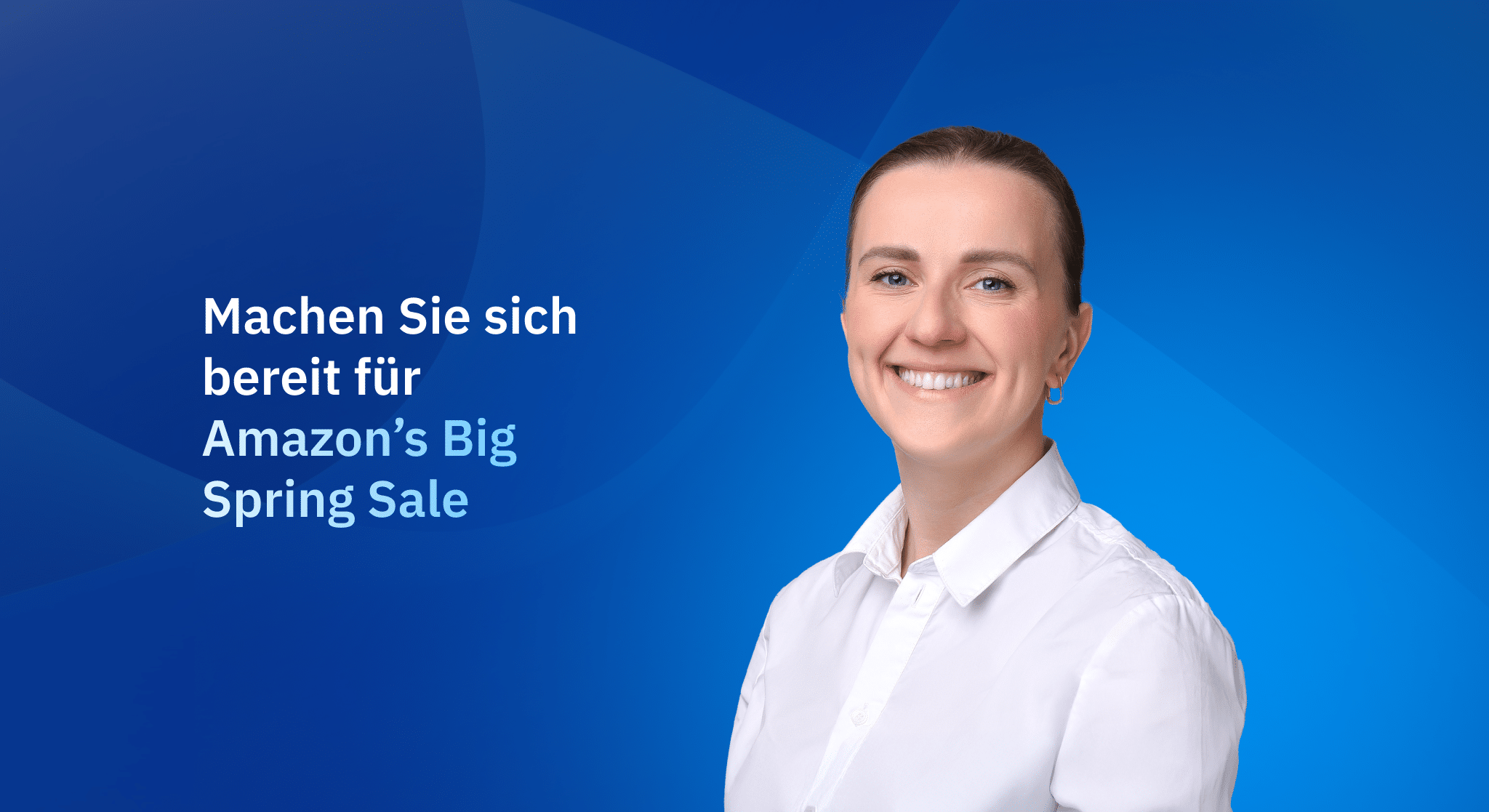 Marketing-Expertin vor blauem Hintergrund mit dem Titel „Machen Sie sich bereit für Amazon’s Big Spring Sale“ und Tipps zur erfolgreichen Amazon-Marketingstrategie.